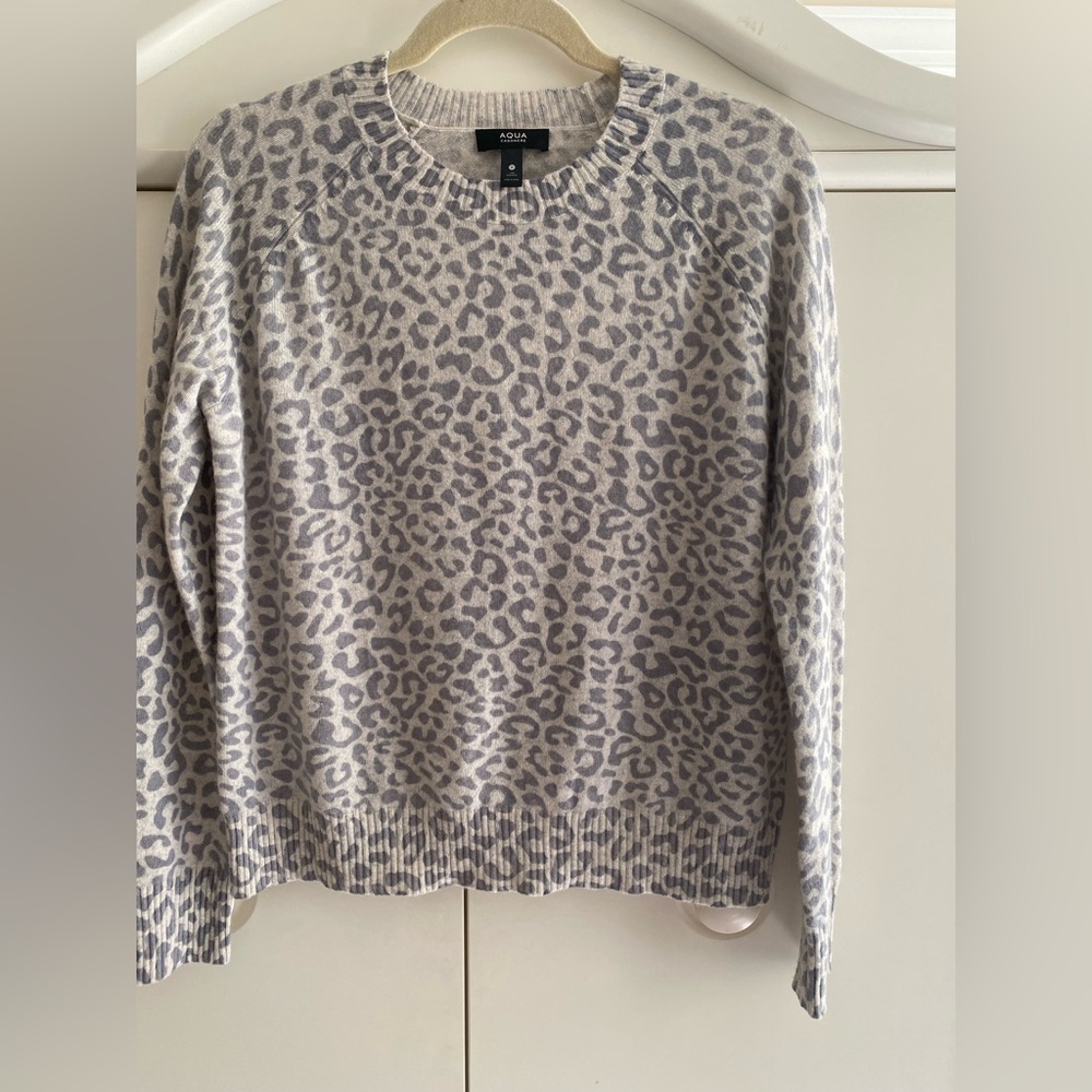 Aqua 100% Cashmere Cream and Gray Leopard Print Crew Neck Sweater